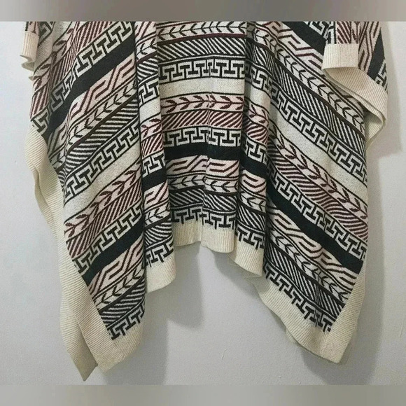 Aritzia Golden by TNA Roohan Poncho Sweater Alpaca Blend Ruana One Size  Pocket - Picture 5 of 12
